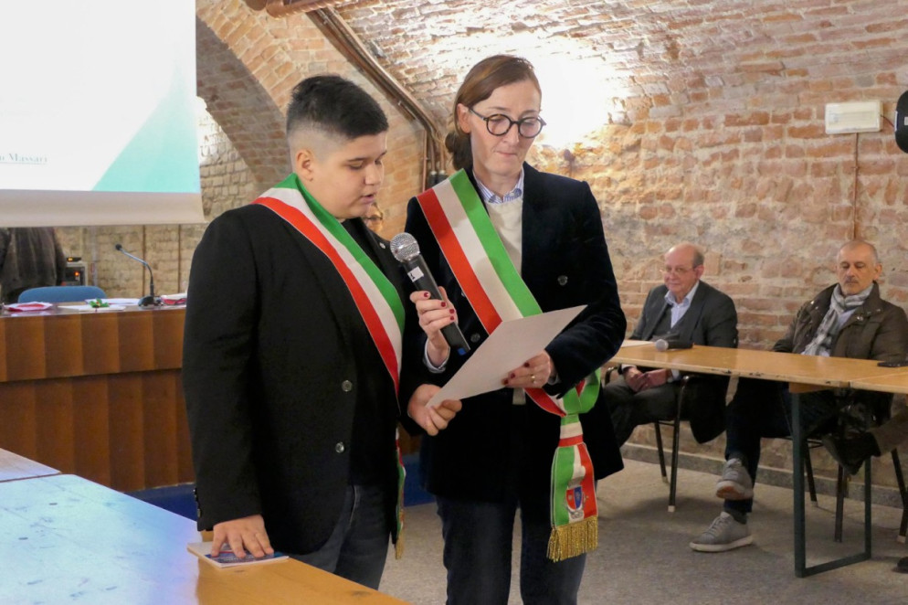 Il nuovo giovane primo cittadino Matteo Massari ha giurato sulla Costituzione