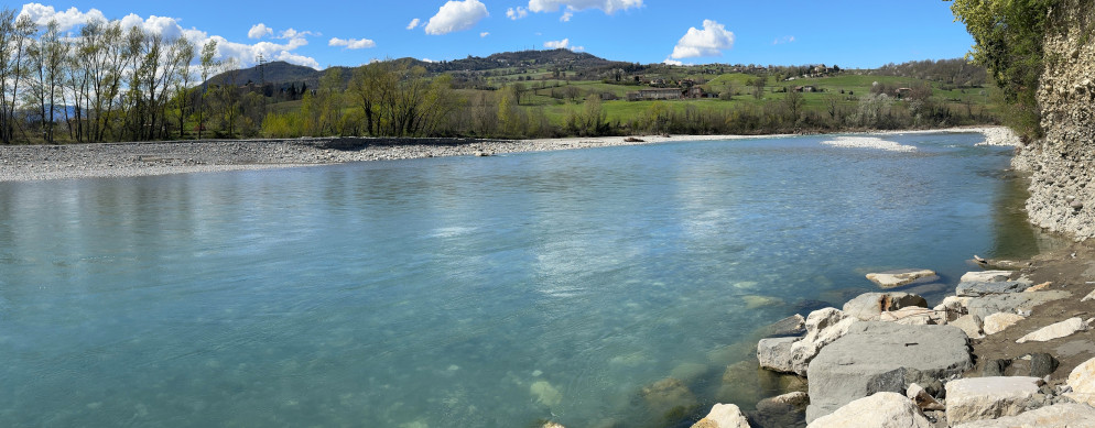 I colori del Trebbia a Rivergaro in questi giorni di aprile (foto Libertà/ Pietro Zangrandi)