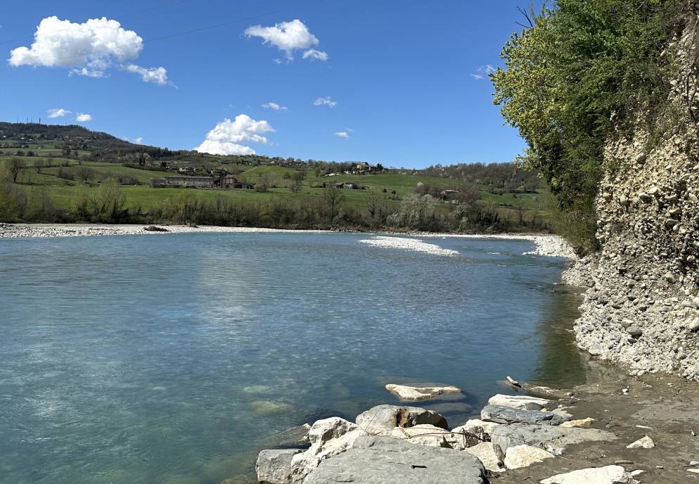 I colori del Trebbia a Rivergaro in questi giorni di aprile (foto Libertà/ Pietro Zangrandi)