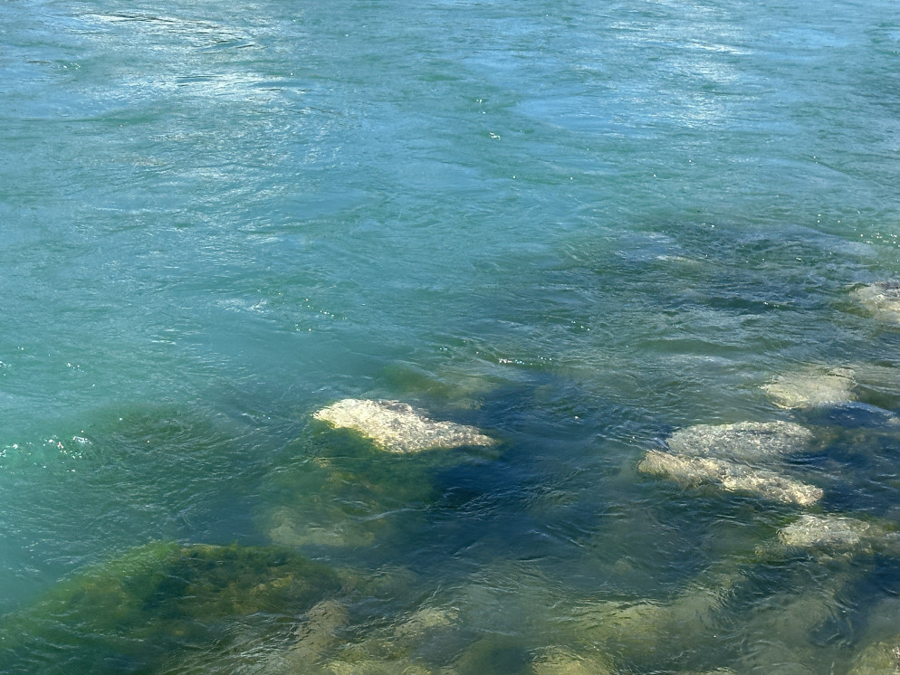I colori del Trebbia a Rivergaro in questi giorni di aprile (foto Libertà/ Pietro Zangrandi)