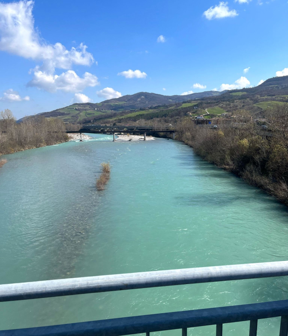 I colori del Trebbia dal ponte di Perino in questi giorni di aprile (foto Libertà/ Pietro Zangrandi)