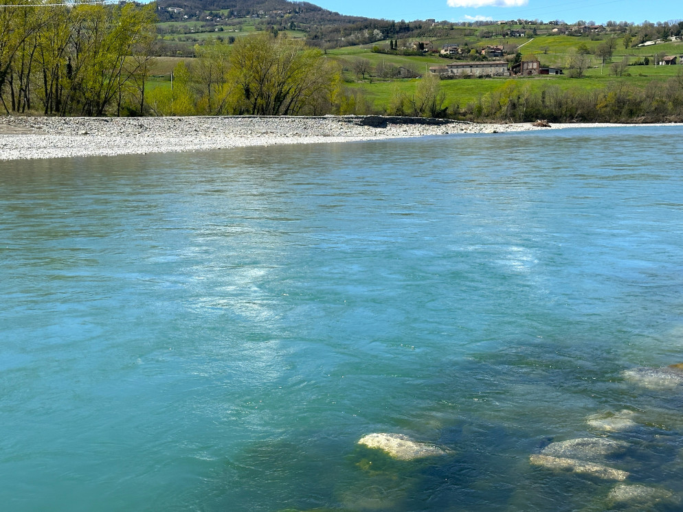 I colori del Trebbia a Rivergaro in questi giorni di aprile (foto Libertà/ Pietro Zangrandi)