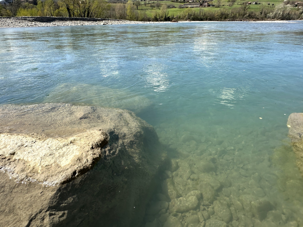 I colori del Trebbia a Rivergaro in questi giorni di aprile (foto Libertà/ Pietro Zangrandi)
