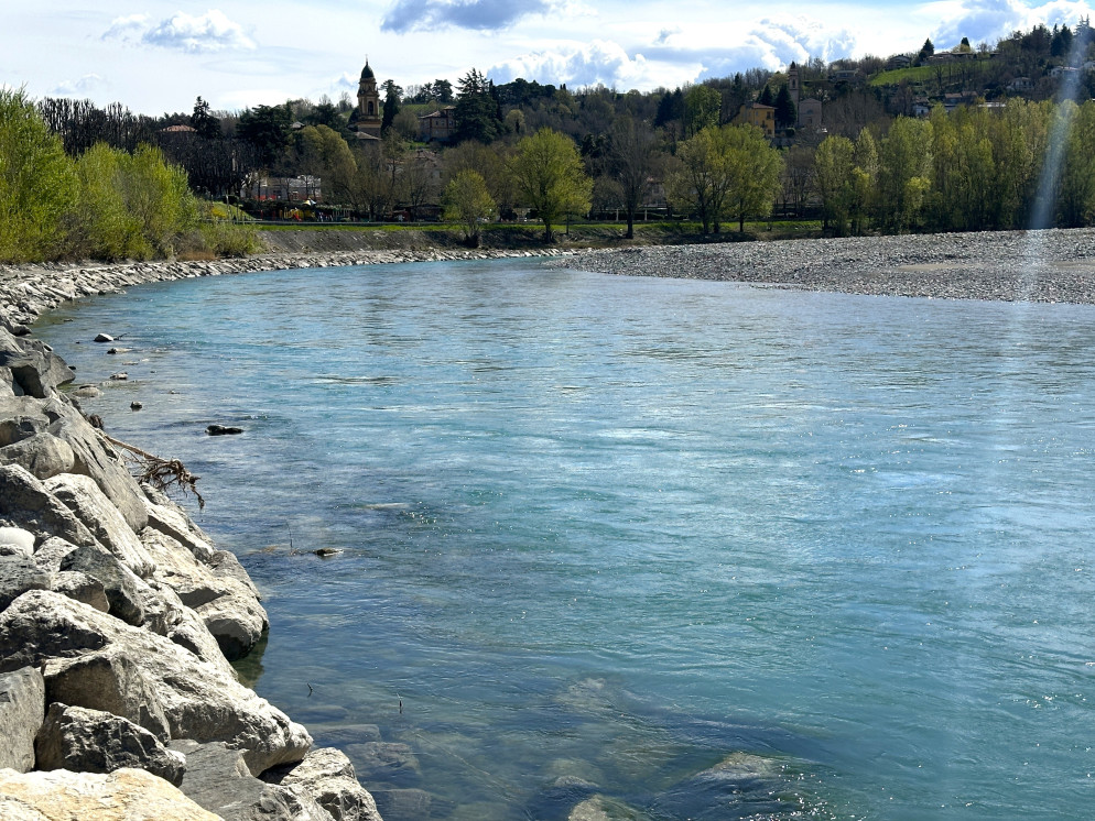 I colori del Trebbia a Rivergaro in questi giorni di aprile (foto Libertà/ Pietro Zangrandi)