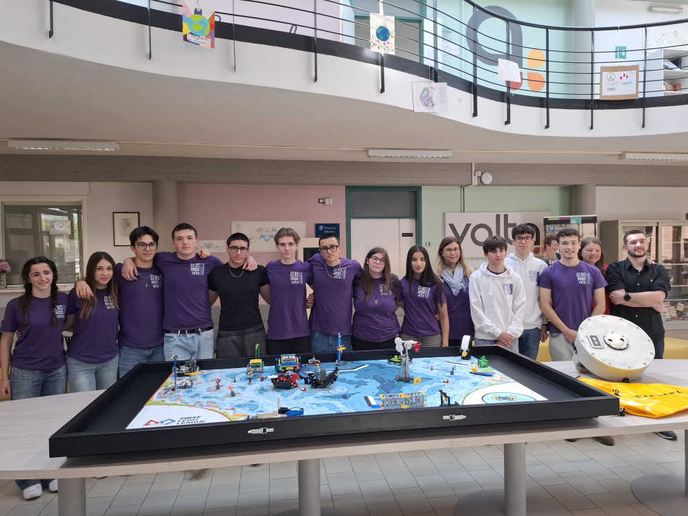 I ragazzi durante alcune sfide di robotica nell'aula magna del liceo Volta di Castel San Giovanni