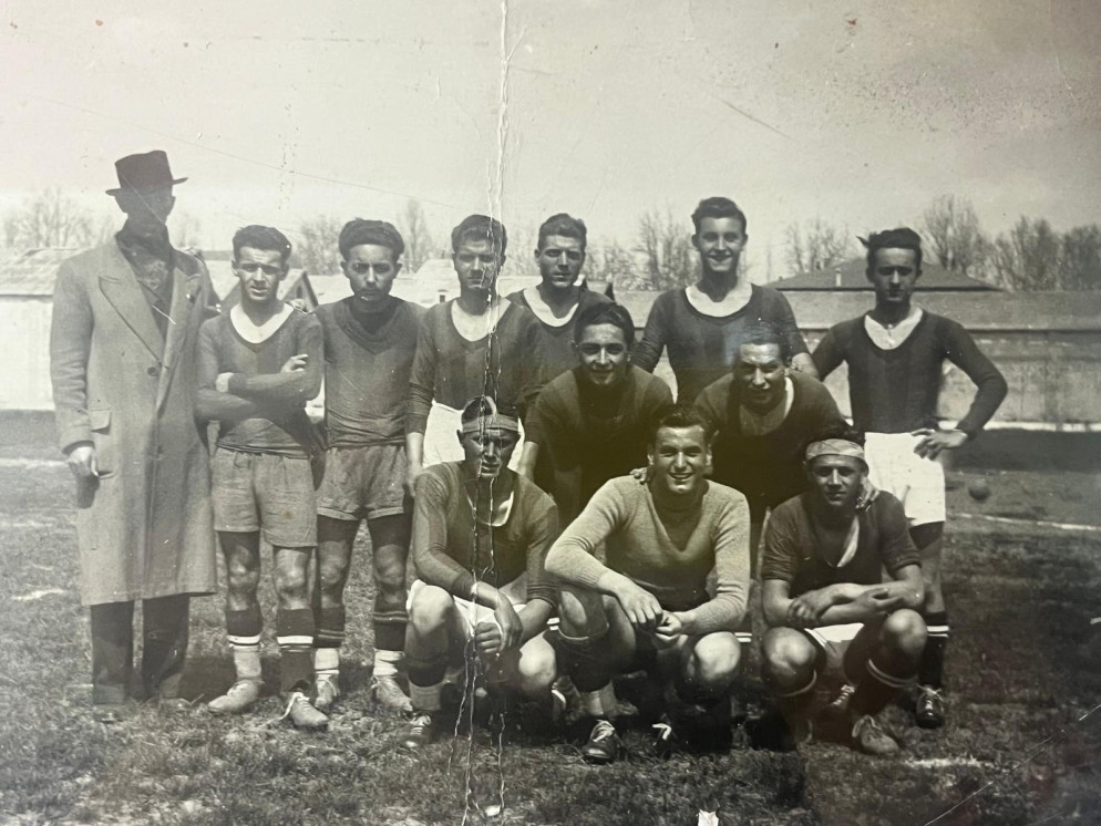 I giocatori del campionato di propaganda della stagione 1939-1940, la prima della Folgore. Carlo Carini è il primo da sinistra in seconda fila